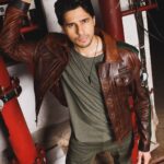 Sidharth Malhotra Instagram - Seize the day, be your own Hero ❤️💪 . Styled by: @mohitrai Makeup: @rizvan02 Hair: @ali19rizvi Photographer: @samrat.02