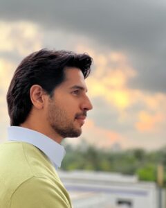 Sidharth Malhotra Instagram - The magic hour doing its magic. 🌤️