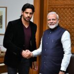 Sidharth Malhotra Instagram – जन्मदिन की हार्दिक शुभकामनाएँ, प्रधानमंत्री @narendramodi जी। आपका भारत और भारतवासियों के प्रति योगदान प्रशंसनीय है। इस शुभ अवसर पर मैं आपके स्वास्थ्य और खुशी की कामना करता हूं। 🙏🏼