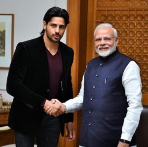 Sidharth Malhotra Instagram - जन्मदिन की हार्दिक शुभकामनाएँ, प्रधानमंत्री @narendramodi जी। आपका भारत और भारतवासियों के प्रति योगदान प्रशंसनीय है। इस शुभ अवसर पर मैं आपके स्वास्थ्य और खुशी की कामना करता हूं। 🙏🏼