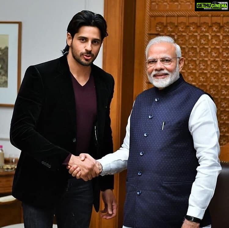 Sidharth Malhotra Instagram - जन्मदिन की हार्दिक शुभकामनाएँ, प्रधानमंत्री @narendramodi जी। आपका भारत और भारतवासियों के प्रति योगदान प्रशंसनीय है। इस शुभ अवसर पर मैं आपके स्वास्थ्य और खुशी की कामना करता हूं। 🙏🏼