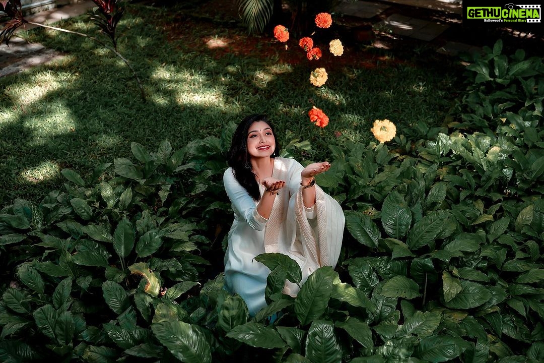 Sija Rose Instagram - Ending a long week of celebrations!! . 🌻 . 📷: @lensbysach @iam__basilthampy @jobin_padinjarekkara MUA: @zara___makeover Styling: @shantikrishna Attire: @byhand.in