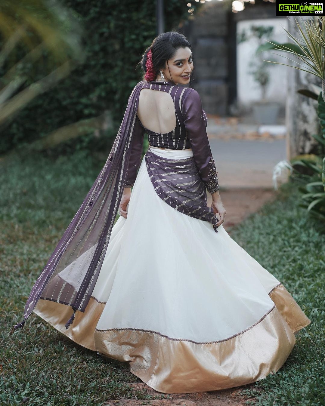 Sija Rose Instagram - Happy twirl , happy food Happy Onam to all! . π· : @shihabudeen.said Attire: @aydhab MUA: @rajeshkodungallurmakeupstudio Jewellery: @parakkat_jewels Venue: @davidhallartgallery_cghearth . #π #tradition #onam23 #onamcelebration #vadamali #celebration