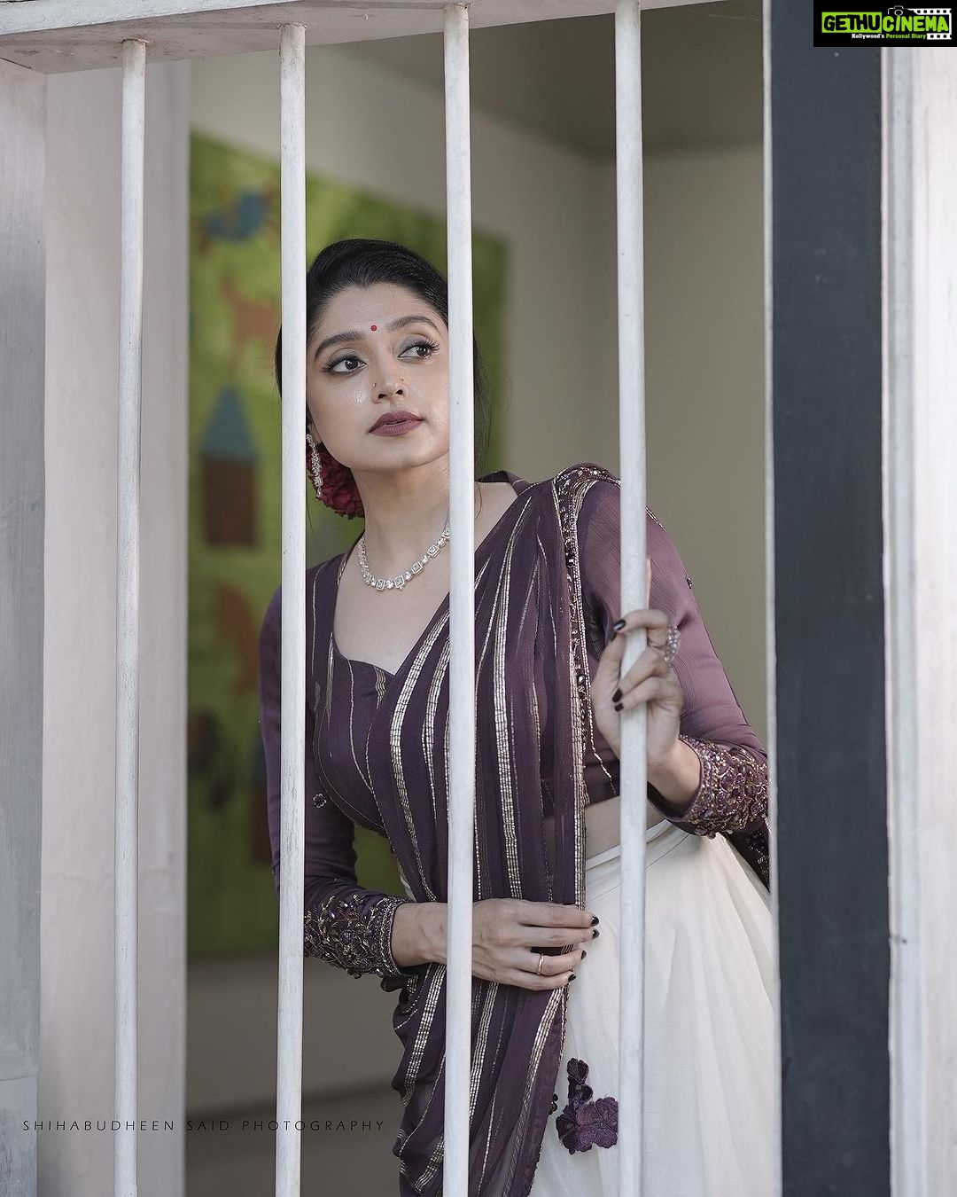 Sija Rose Instagram - Waiting for the Sadhya be like..🫢 ☀️ ഹൃദയം നിറഞ്ഞ ഓണാശംസകൾ prosperous , colourful and success in every endeavour to you all.☀️ . 📷: @shihabudeen.said Attire: @aydhab MUA: @rajeshkodungallurmakeupstudio Jewellery: @parakkat_jewels Ethnic and calm Location: @davidhallartgallery_cghearth . #💕 #onam #onam23 #traditional #sadhya #keralatourism #goodfoodgoodlife #vadamalli Kerala