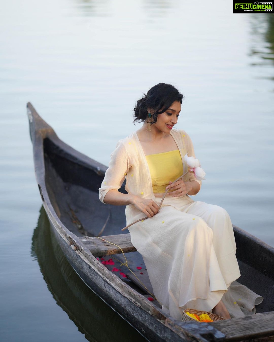 Sija Rose Instagram - അത്തം ആശംസകൾ 🌼🌼🌼 . . Attire: @zurimarket MUA: @lushandluxbyak Captured: @portraits_by_shone Venue: @kondai_lip_resort . #atham #atham23 #festive #festivewear #simple #elegant