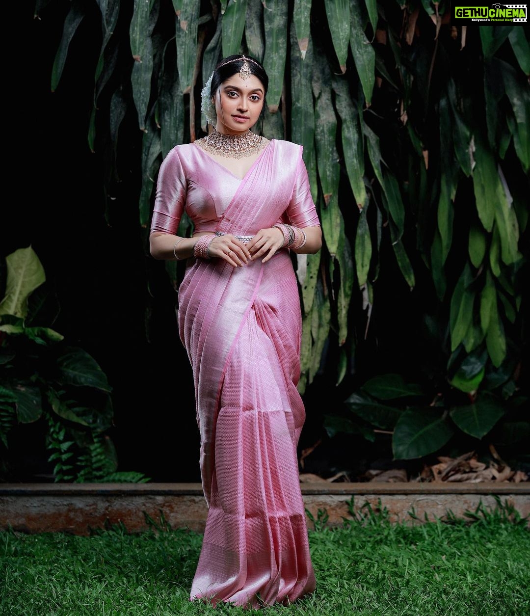 Sija Rose Instagram - 🌸S I J A 🌸 Gorgeous @sija_rose_george in #ruuhexclusive Banarasi Saree styled and draped by dear @abilashchickumakeupartist and captured by dear @shafeek_aali_official_ Shop online at www.ruuhbythebrandstore.com Collections available at @ruuhbythebrandstore , KK Road,Mala, Thrissur & @aiqah_thestore ,Panampilly Nagar, Kochi #thebrandstorebyfebitha #ruuhbythebrandstore #ruuhethnics #ruuhsarees #saree #sareelove #banarasi #banarasisoftsilksaree #banarasisoftsilk #onlinesareeshopping #sareesofinstagram Kerala