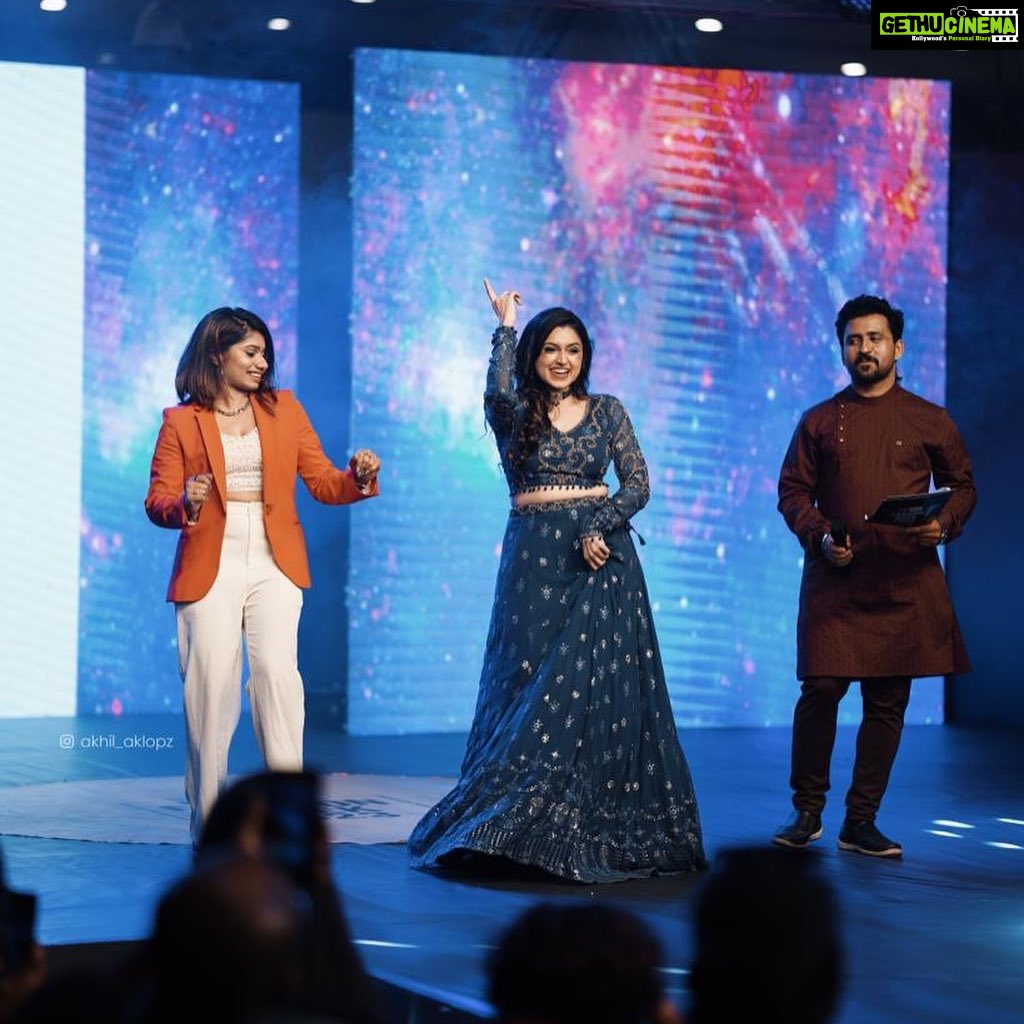 Sija Rose Instagram - Happy to have walked for @revathyjayanbabu Her collections had vibrant colours inspired by the beauty around us. Special thanks to @go4abhildev @shamkhan.official @soorajskofficial My first at Calicut to have walked a show with an amazing crowd and energy. Mua: @go4reminpriyanka π·: @akhil.aklopz Thanks @hilitemallcalicut for the hospitality! C u soon!