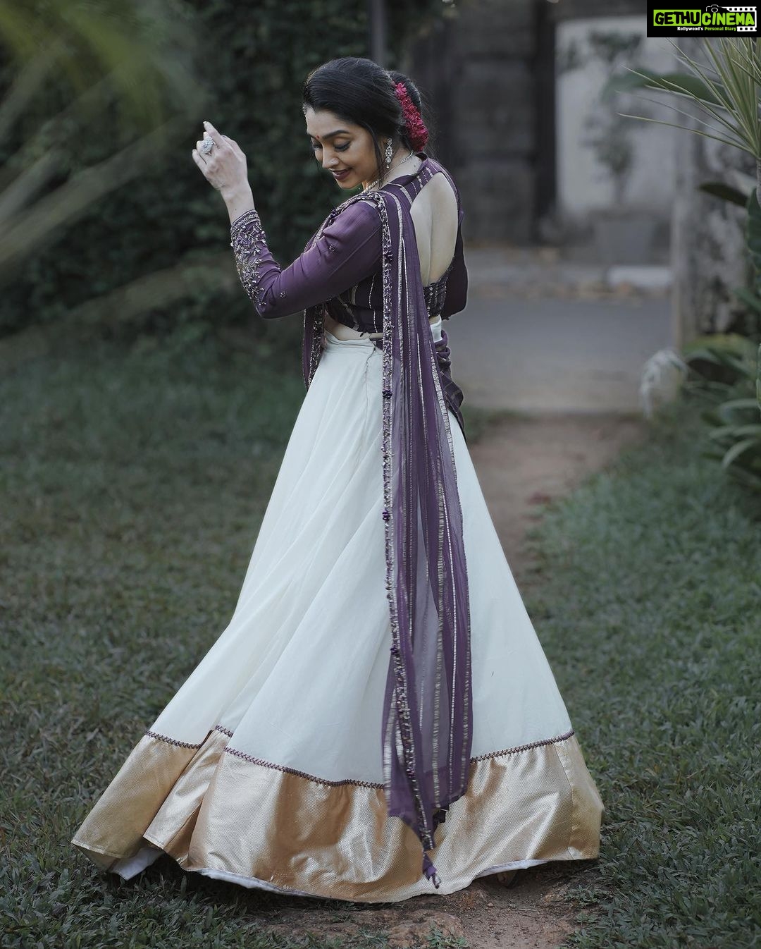 Sija Rose Instagram - Happy twirl , happy food Happy Onam to all! . π· : @shihabudeen.said Attire: @aydhab MUA: @rajeshkodungallurmakeupstudio Jewellery: @parakkat_jewels Venue: @davidhallartgallery_cghearth . #π #tradition #onam23 #onamcelebration #vadamali #celebration