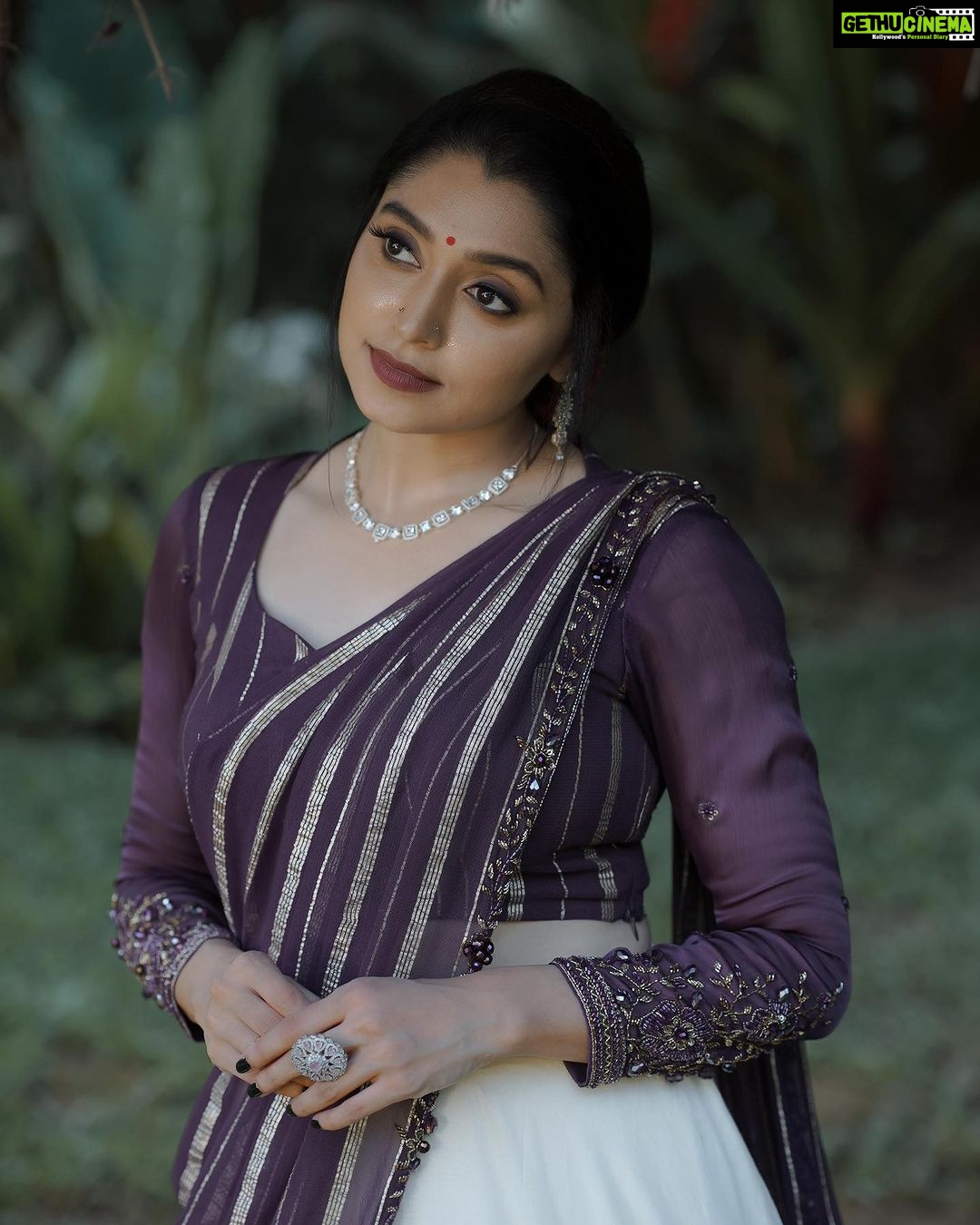 Sija Rose Instagram - Waiting for the Sadhya be like..🫢 ☀️ ഹൃദയം നിറഞ്ഞ ഓണാശംസകൾ prosperous , colourful and success in every endeavour to you all.☀️ . 📷: @shihabudeen.said Attire: @aydhab MUA: @rajeshkodungallurmakeupstudio Jewellery: @parakkat_jewels Ethnic and calm Location: @davidhallartgallery_cghearth . #💕 #onam #onam23 #traditional #sadhya #keralatourism #goodfoodgoodlife #vadamalli Kerala