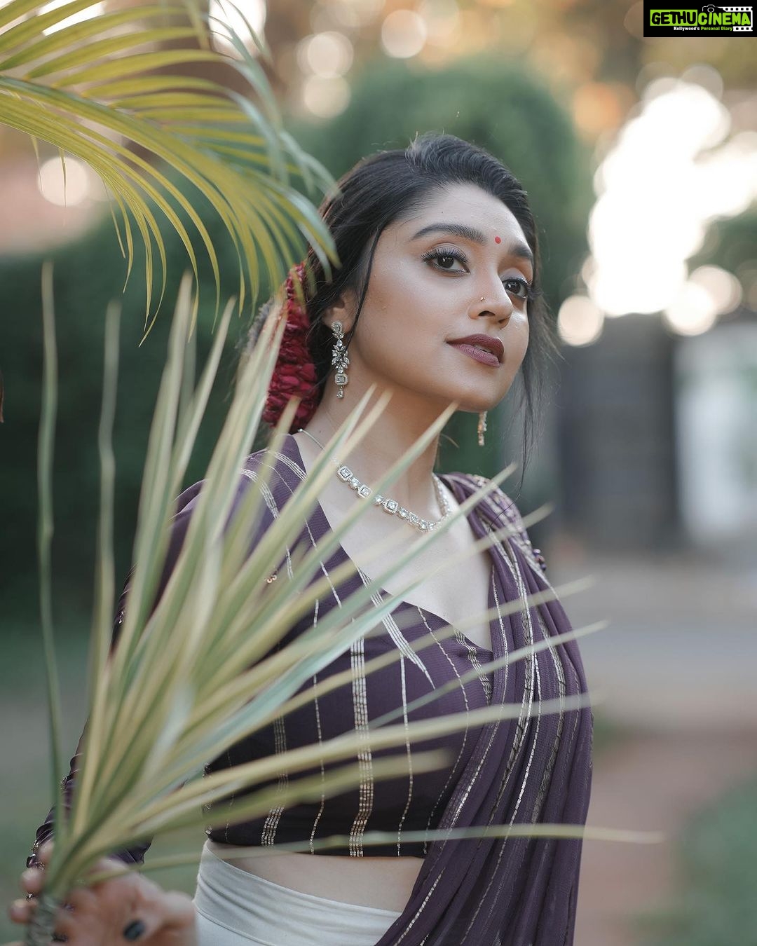 Sija Rose Instagram - Waiting for the Sadhya be like..🫢 ☀️ ഹൃദയം നിറഞ്ഞ ഓണാശംസകൾ prosperous , colourful and success in every endeavour to you all.☀️ . 📷: @shihabudeen.said Attire: @aydhab MUA: @rajeshkodungallurmakeupstudio Jewellery: @parakkat_jewels Ethnic and calm Location: @davidhallartgallery_cghearth . #💕 #onam #onam23 #traditional #sadhya #keralatourism #goodfoodgoodlife #vadamalli Kerala
