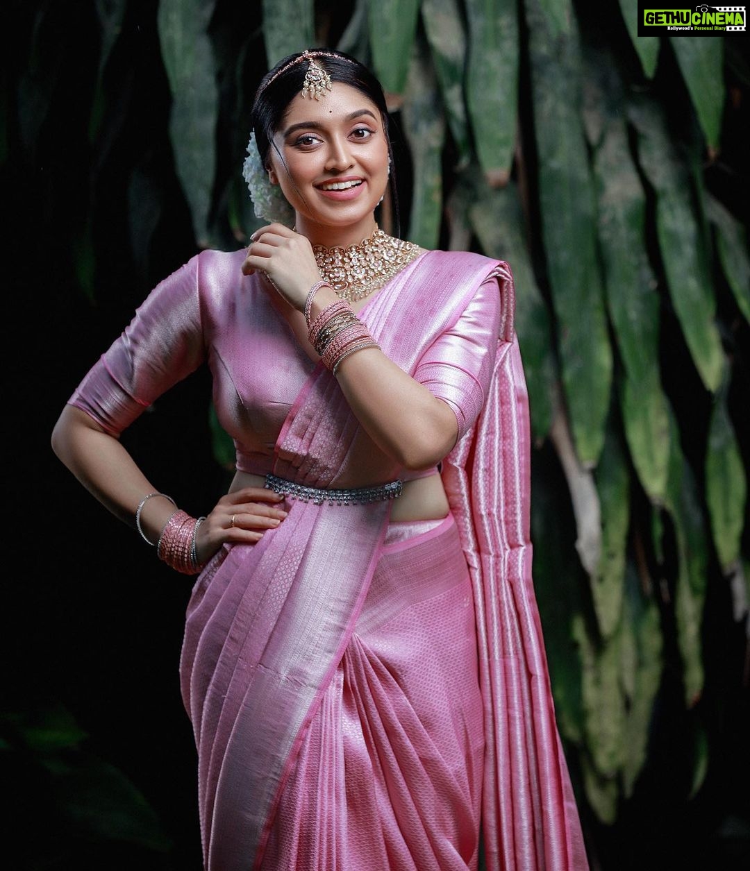 Sija Rose Instagram - 🌸S I J A 🌸 Gorgeous @sija_rose_george in #ruuhexclusive Banarasi Saree styled and draped by dear @abilashchickumakeupartist and captured by dear @shafeek_aali_official_ Shop online at www.ruuhbythebrandstore.com Collections available at @ruuhbythebrandstore , KK Road,Mala, Thrissur & @aiqah_thestore ,Panampilly Nagar, Kochi #thebrandstorebyfebitha #ruuhbythebrandstore #ruuhethnics #ruuhsarees #saree #sareelove #banarasi #banarasisoftsilksaree #banarasisoftsilk #onlinesareeshopping #sareesofinstagram Kerala