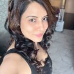 Simple Kaul Instagram – Just before the event , hair done right !
Thanku @hairbysimmyupadhyay 
Thankyou @styleitupwithraavi ♥️ Crowne Plaza New Delhi Mayur Vihar Noida