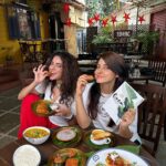 Simple Kaul Instagram - When you end up clicking with your friend cause the “New Onam special menu” looks so beautiful. You can’t help but sit and enjoy the delicacies & Offcourse click pictures 😍 “ New Onam menu “Launches today at @1bhkmumbai & @1bhkvashi ! Looking forward to host you all with our comforting delicious dishes 🫶🏽 Thankyou @saraarfeenkhan for Dropping by 🎉😘🫶🏽 Looking forward to a lovely Sunday lunch with you all 🎉 ( Don’t miss the live music today ! It’s going to be awesome) #newmenu #onamspecial #foodiesofindia #mumbaifoodie #mumbaifoodies #foodofmumbai #mumbaifood #mumbaifoodlovers #things2doinmumbai #thingstodoinmumbai #mumbaifoodblogger 1 bhk Oshiwara