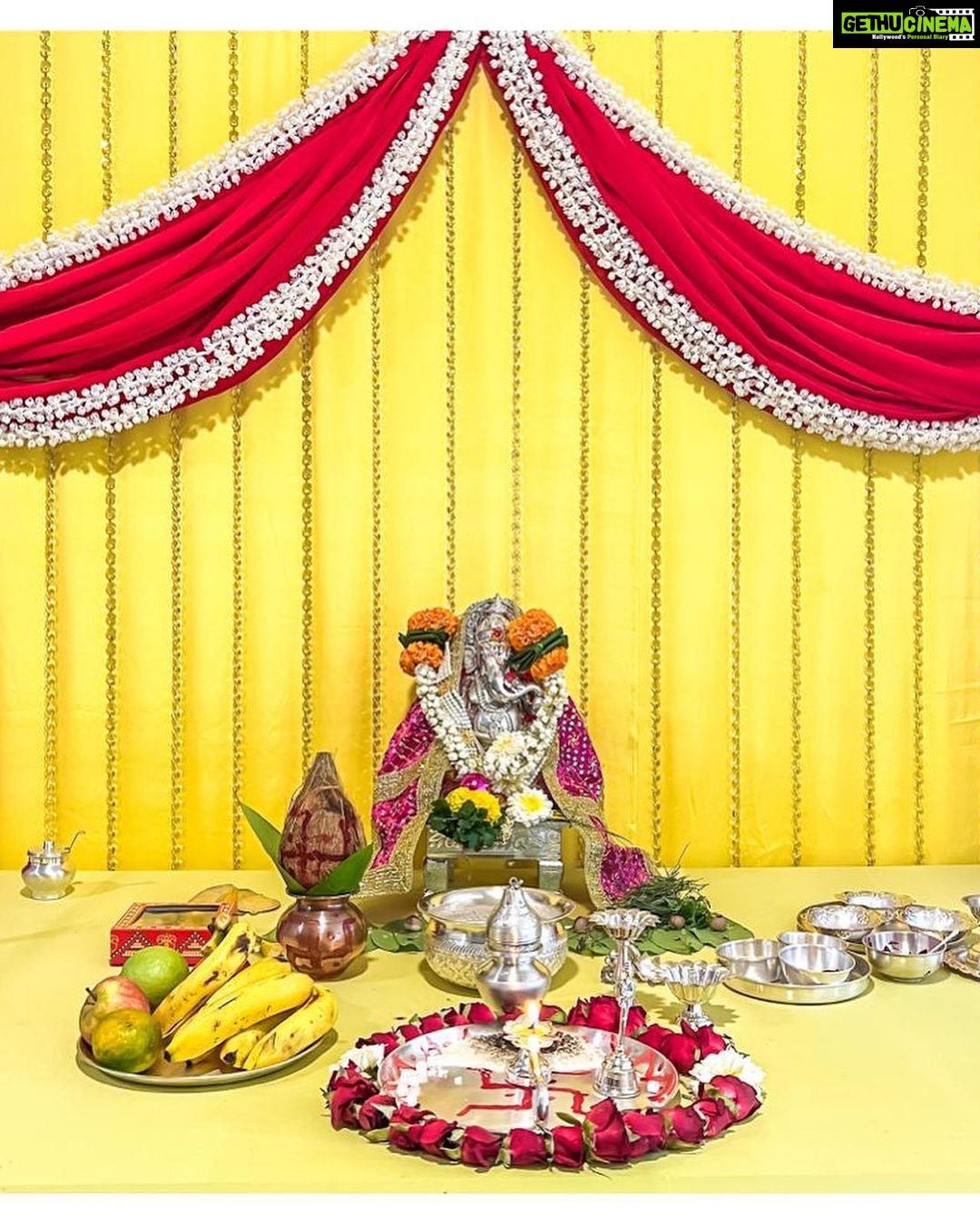 Simple Kaul Instagram - Each year we come to celebrate Ganesh Chathurthi in your house Shruti and each year you invite us for such an amazing lunch . Been like some 20 years . I remember since shararat days we used to wait for the ganpati lunch at your place . So much joy to always meet Farida ji here . Love Love Love is what we feel here ♥️ Somethings never change and shud never ☺️😍like this Ganpati lunch ☺️🥰 We always miss u @additemalik @harshvasishth @karanvirbohra ( manojiiii) Happy Ganesh Chaturthi to all #happyganeshchaturthi #indianfestival #festivities