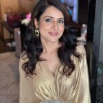 Simple Kaul Instagram - When a picture doesn’t need touch ups , u know ur makeup and hair is done right 😃 Makeup by @alkakohli_makeovers Hair by @hairbysimmyupadhyay 💕 l Outfit by @daniasiddiquiofficial