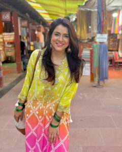 Simple Kaul Instagram - My visit to Dilli Haat 🤩

Outfit by - @mslila.india 
@deenetworkco
Earrings by - @eagle.jewellers
Styled by - @Styleitupwithraavi @littlepuffsofhappiness
Makeup - @simarsinghmakeupartistry

#indianwear #indianwearlove #indianfashion