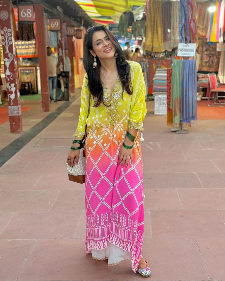Simple Kaul Instagram - My visit to Dilli Haat 🤩 Outfit by - @mslila.india @deenetworkco Earrings by - @eagle.jewellers Styled by - @Styleitupwithraavi @littlepuffsofhappiness Makeup - @simarsinghmakeupartistry #indianwear #indianwearlove #indianfashion Dilli Haat, INA