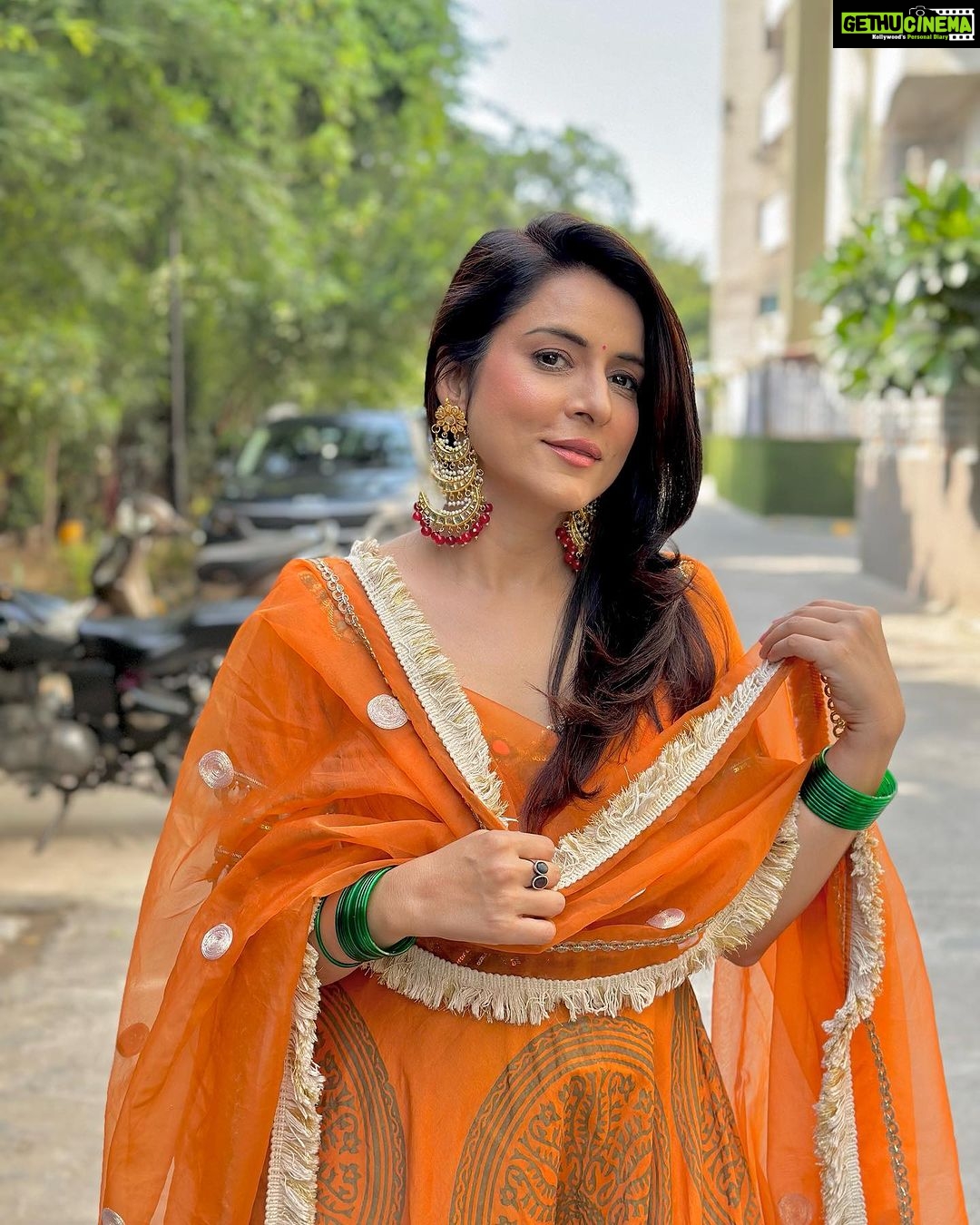 Simple Kaul Instagram - Love sometimes dressing up in Indian wear ☺️ Outfit by - @arpitasulkshana @deenetworkco Earrings by - @eagle.jewellers Styled by - @Styleitupwithraavi @littlepuffsofhappiness PR by - @lussopragency MUA - @simarsinghmakeupartistry
