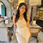 Simple Kaul Instagram - What a beauty @queseraseramumbai 😍 Designed by my talented partner @additemalik Location : Shastri nagar Lokhandwala , Andheri Que Sera Sera Mumbai