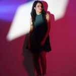 Simple Kaul Instagram - Love the lights falling ! Shot by my friend Rupali Saagar 🫶🏽 Studio @the_artofvisuals The Art of Visuals