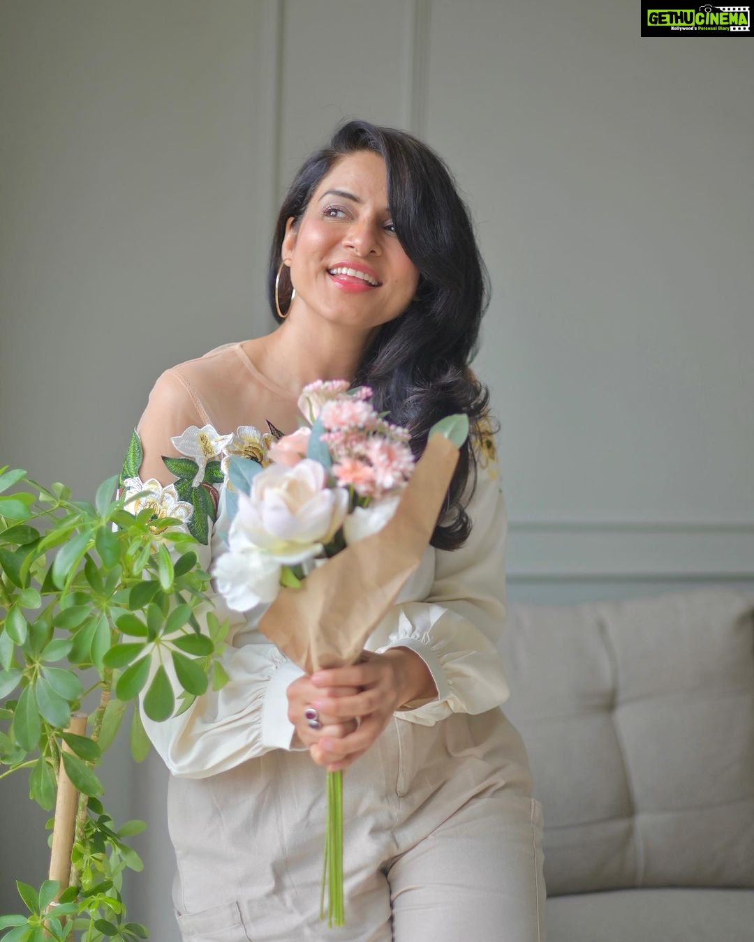 Simple Kaul Instagram - Life at every age shud feel blissful 🌺 Living by this mantra !