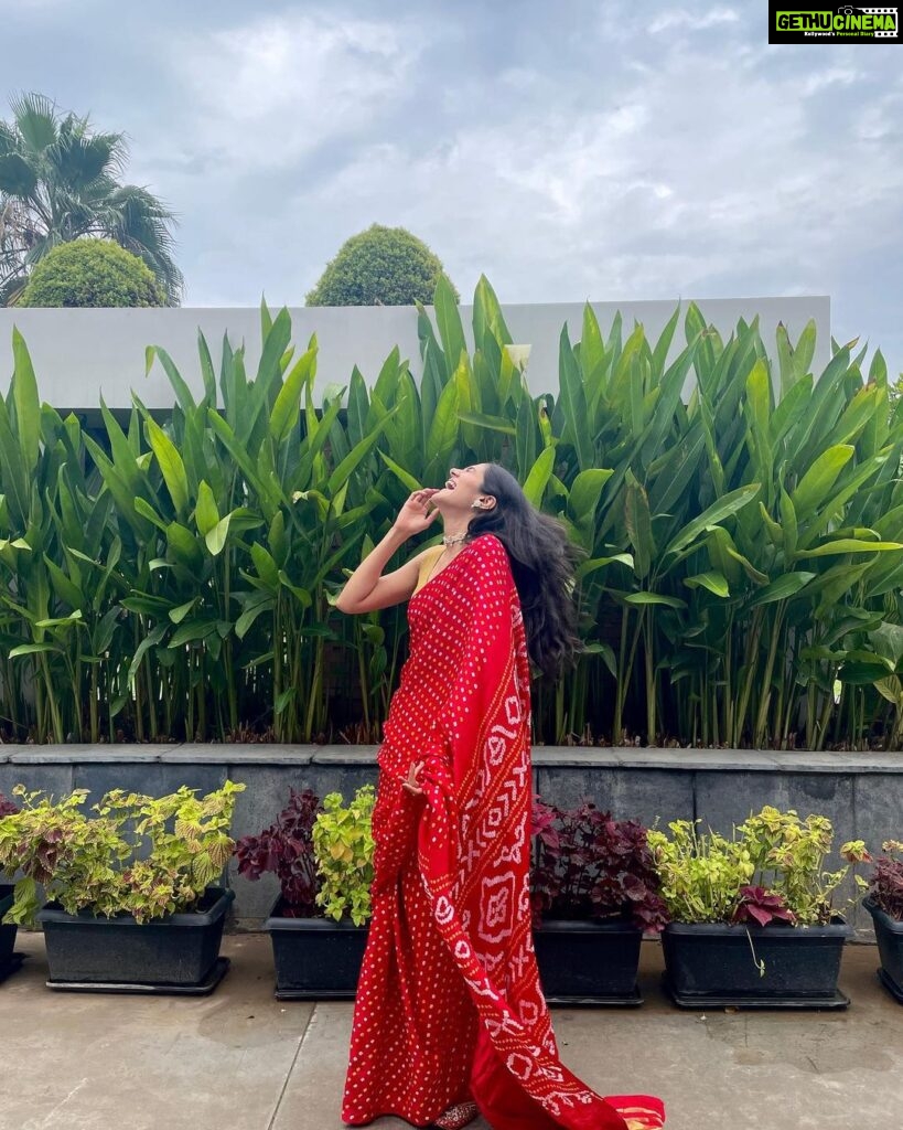 Simran Choudhary Instagram - My favourite soundtrack for a saree moment ✨ #iykyk