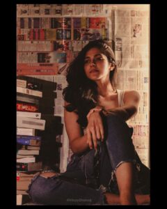 Simran Choudhary Instagram - In transit 🪄📚 . . . #book #bookstagram #novels #library