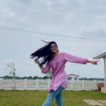 Simran Choudhary Instagram - When DDLJ meets Jawan 📽️🪄 Watching @iamsrk onscreen is always a treat 🥰🤍 . . . . #Jawan #Chaleya #Trendingreels #fyp #explore #bollywood