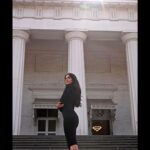 Simran Choudhary Instagram - Write your own constitution. 📷 @sahillodha56 HMU - @makeupbykinjal.s Asiatic Society of Mumbai Central Library