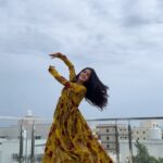 Simran Choudhary Instagram - Nadaan Parinde ✨ This has to be one of my favourite choreographies, thank you @anvishetty for this beautiful piece 🤍 . . . #bollywood #rockstar #dance #fyp #explore #semiclassical #kathak #indian #trendingreels
