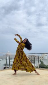 Simran Choudhary Instagram - Nadaan Parinde ✨
This has to be one of my favourite choreographies, thank you @anvishetty for this beautiful piece 🤍
.
.
.
#bollywood #rockstar #dance #fyp #explore #semiclassical #kathak #indian #trendingreels