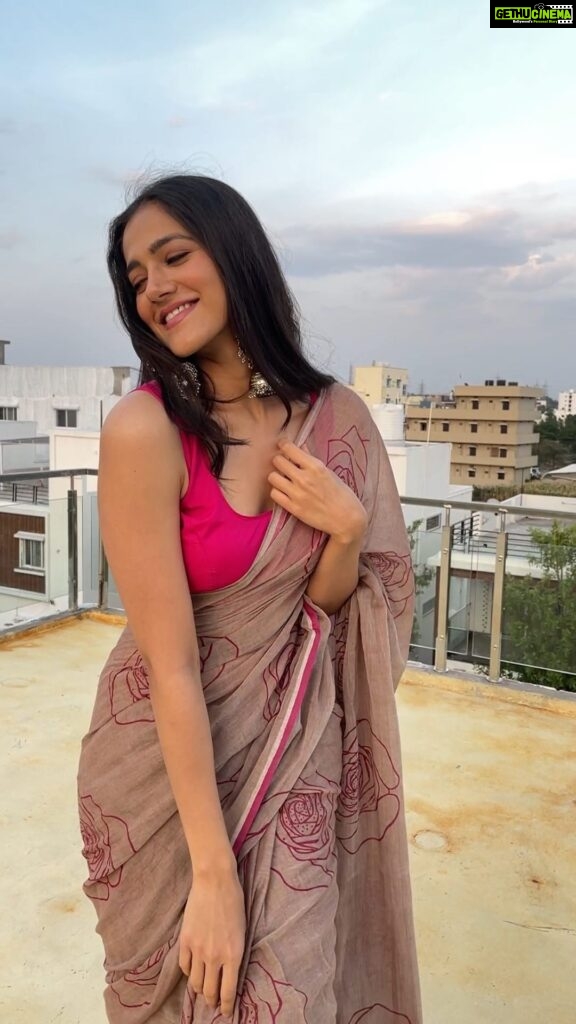 Simran Choudhary Instagram - Did someone ask for an aesthetic saree reel? 🤭 #TheRainCloudsMadeMeDoIt 🌧️ . . PS - How many birds can you spot?