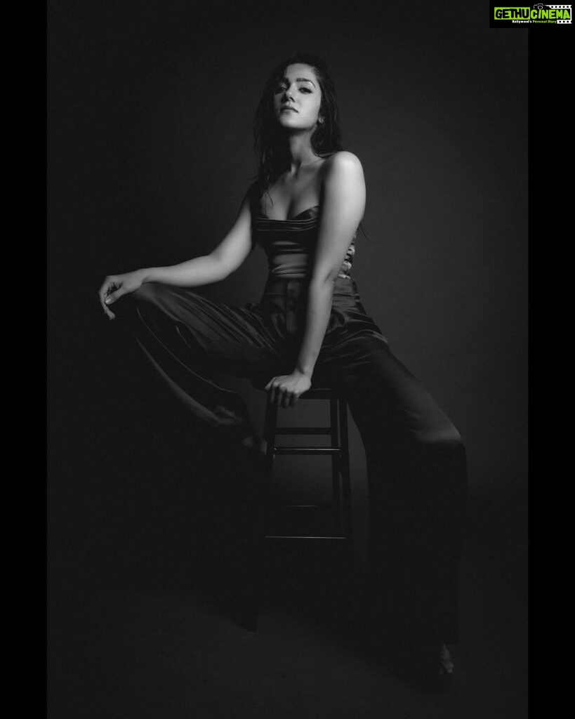 Simran Choudhary Instagram - Bond girl energy ⓿⓿❼ @pranav.foto