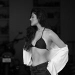Simran Choudhary Instagram - Alexa play ‘SexyBack’ 📷 @pranav.foto