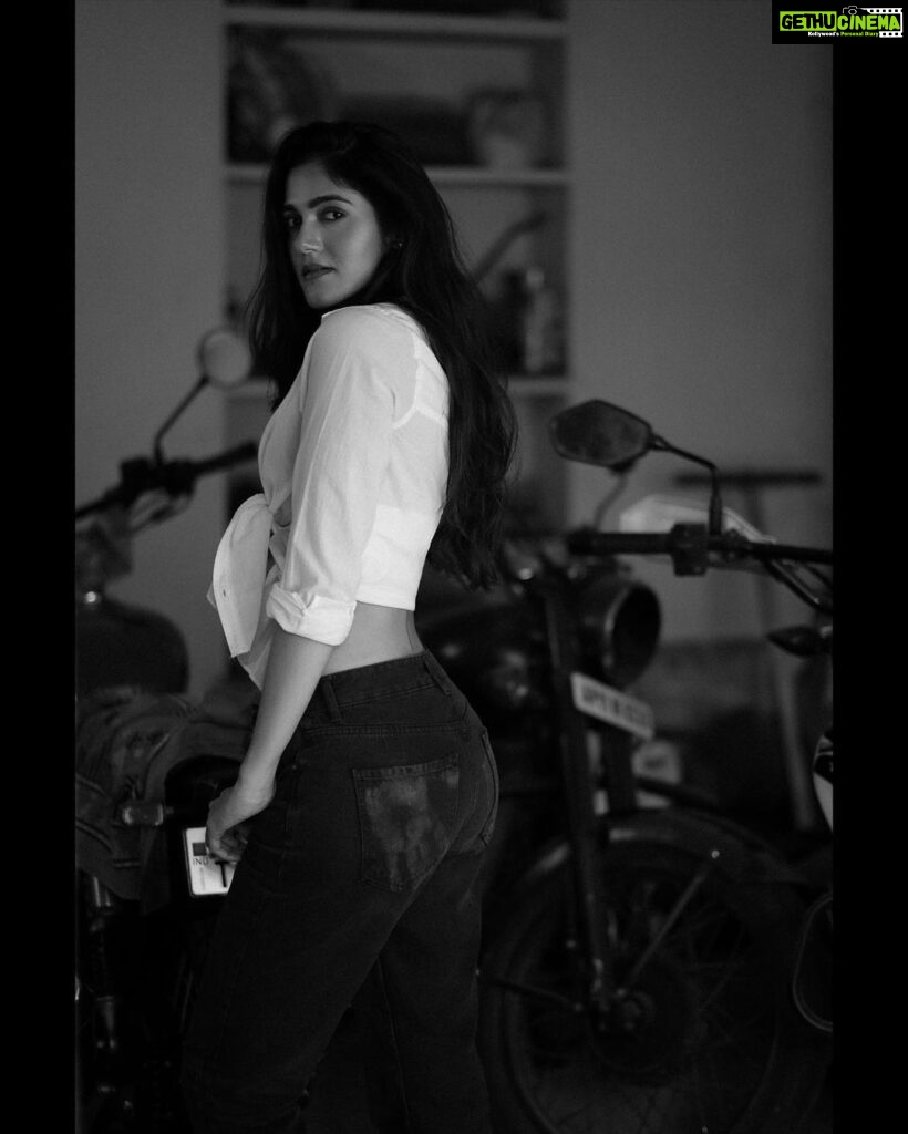 Simran Choudhary Instagram - Alexa play ‘SexyBack’ 📷 @pranav.foto