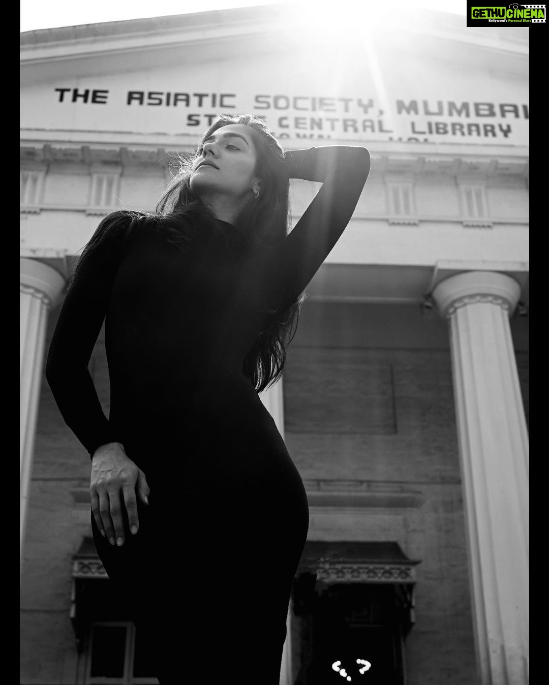 Simran Choudhary Instagram - ‘The most beautiful things cannot be written, unfortunately. Fortunately. We would have to be able to write with our eyes, with wild eyes, with the tears of our eyes, with the frenzy of a gaze, with the skin of our hands.’ - Hélène Cixous 📷 @aquaariesraw HMU @makeupbykinjal.s