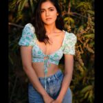 Simran Choudhary Instagram – Golden hour glow 💫
with 📷 @pranav.foto 🤍