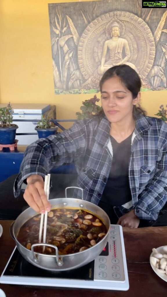 Simran Choudhary Instagram - Childhood dream: Shin Chan hot pot experience ✅🍲🫕 This was at a tiny little restaurant called Adruk in Bir Billing ✨ . . . . #simtravels #hotpot #shinchan #foodporn #foodstagram #trendingreels #fyp #explorepage #simranchoudhary BIR Billing
