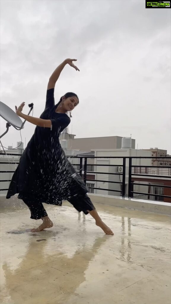 Simran Choudhary Instagram - Making my own music 🎻 . . . . #semiclassicaldance #rainyday #danceintherain #pluviophile #rains #dance #dancer #monsoon #raindance