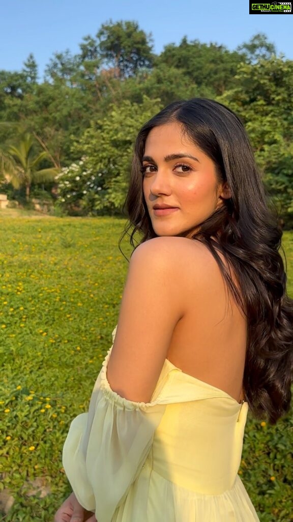 Simran Choudhary Instagram - Living in a Pinterest board 🌻 Feat. my favourite stylist @neharajuxo 😋😘 . . . #chasingssunsets #goldenhour #meadows #dreamy #sunsets #nature