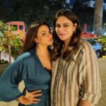 Simran Kaur Mundi Instagram - Pretooooooo my pyaari pagal dost aaj ke is paavan shubh preeti divas ki aapko aur caption padh rahe sabko haardik shubhkaam naayein. Aaj ka jashn bhara ye din uss pyaari si ladki ko celebrate karta hai jiske pyaar se pathar pighal jaye, aur gusse se gabbar bhi dar jaye, full on entertainment hai ye ladki, sabse zyada pyaar animals ko hai ye karti. Dua karti hoon kabhi mat hona change, ab bas meri hindi ki itni hi hai range🙈 mwahhhhh my dear @preeti_simoes biggg Hugg have a fab bday today❤️🥳 ps - we dont have any post pregnancy pics😳 what!?🤯