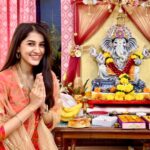Simran Sharma Instagram – पुढ़च्या वर्षी लवकर या❤️ 

What a happy time ganpati brings around!✨

#GanpatiBappaMorya #GaneshChaturthi #festivevibes #happytimes