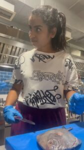 Sivaangi Krishnakumar Instagram - Fish training🥹Dated 12.2.23 from CWC archives! One of the toughest challenges I have ever faced as a cook . Lost count on how many times I have ran seeing raw fish and blood 🥺Kudos to Simbu Chef for patiently dealing with me in this♥️ PS : Non Veg lovers and especially Fish lovers please dont get offended as this is a vegetarian point of view who has never handled fish🙏🏼🫣