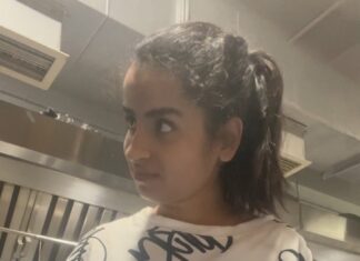 Sivaangi Krishnakumar Instagram - Fish training🥹Dated 12.2.23 from CWC archives! One of the toughest challenges I have ever faced as a cook . Lost count on how many times I have ran seeing raw fish and blood 🥺Kudos to Simbu Chef for patiently dealing with me in this♥️ PS : Non Veg lovers and especially Fish lovers please dont get offended as this is a vegetarian point of view who has never handled fish🙏🏼🫣