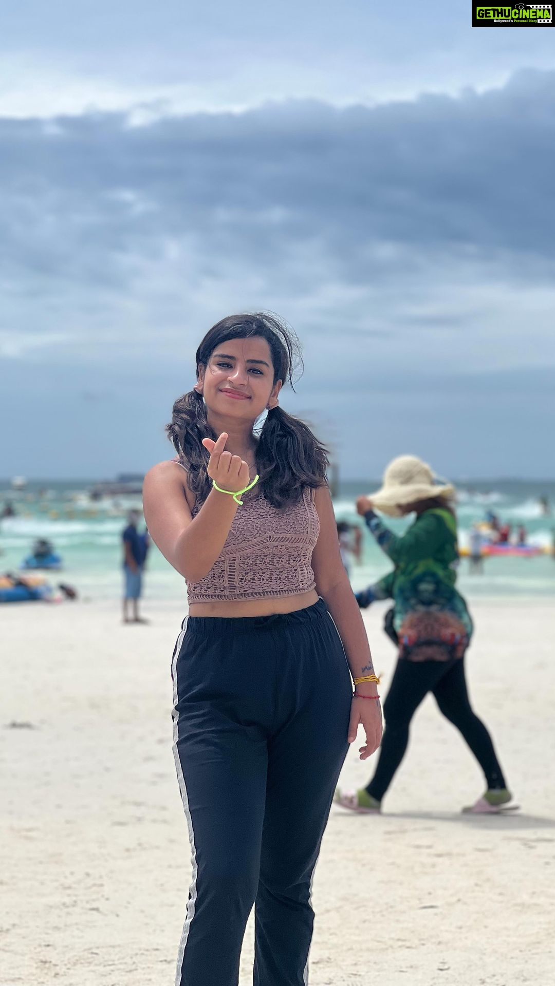 Sivaangi Krishnakumar Instagram - One jolly day at Koh Larn Island♥️