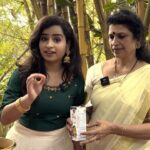 Sivaangi Krishnakumar Instagram - A Very late and very longgg Onam recipe reel😆 but we can make it for upcoming festivals and non festive days tooo.. 🤪here is my reel with my very own family♥️ Thankyou Jayamma for the recipe🥰 Thankyou @greenbergresort for allowing us to do this 🥰 Thankyou @vinaayak_sunder for the camera work and edit🥰 Camera work @_mr.menon ♥️ Thankyou @ram_kumar_nair for arranging everything ♥️