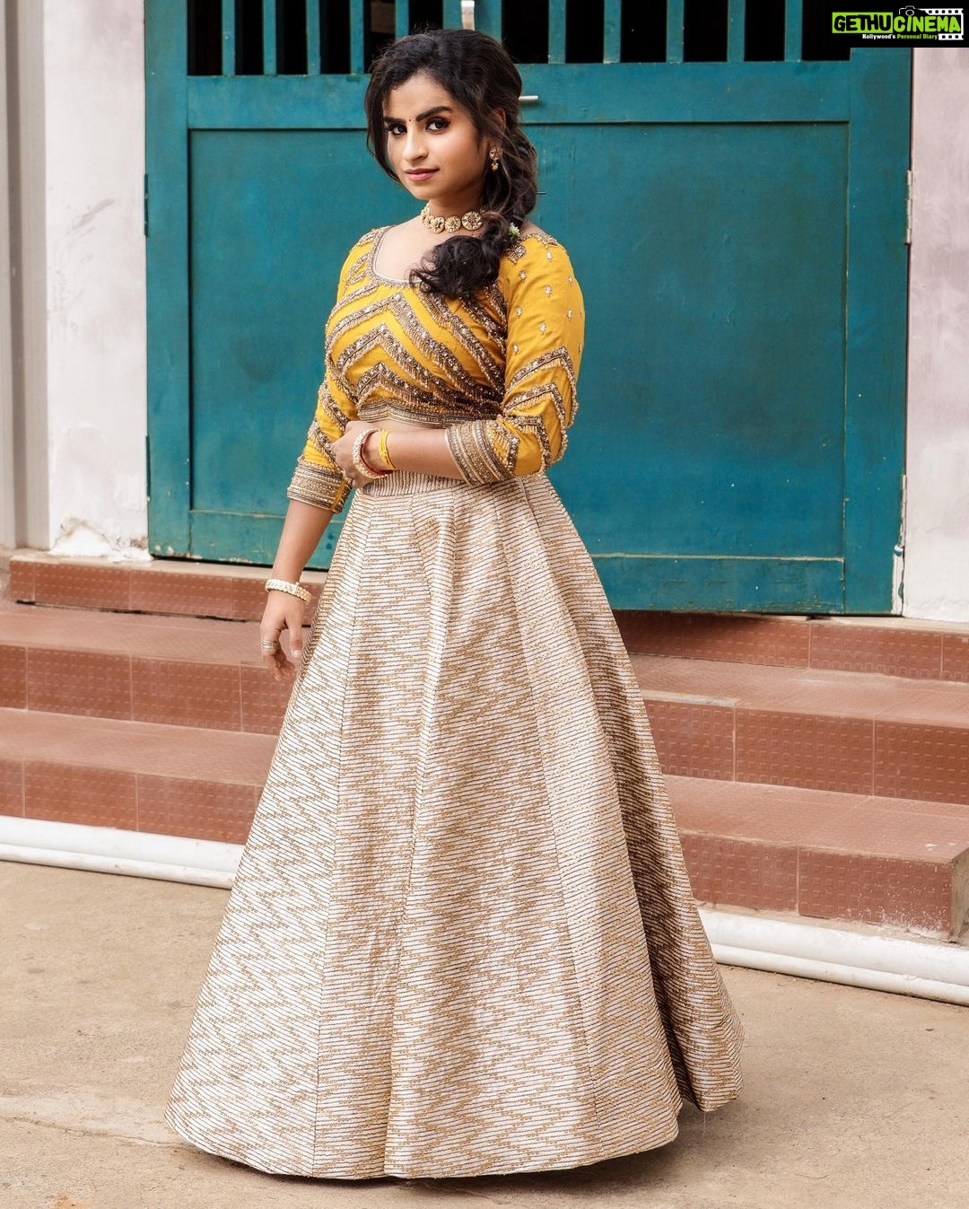 Sivaangi Krishnakumar Instagram - 💛💛💛 Outfit @savinidii_official Styling @anushaa13 Makeup @arupre_makeup_artist PC @raghul_raghupathy Accessories @aaranyarentaljewellery Edit @retouch_by_gokul