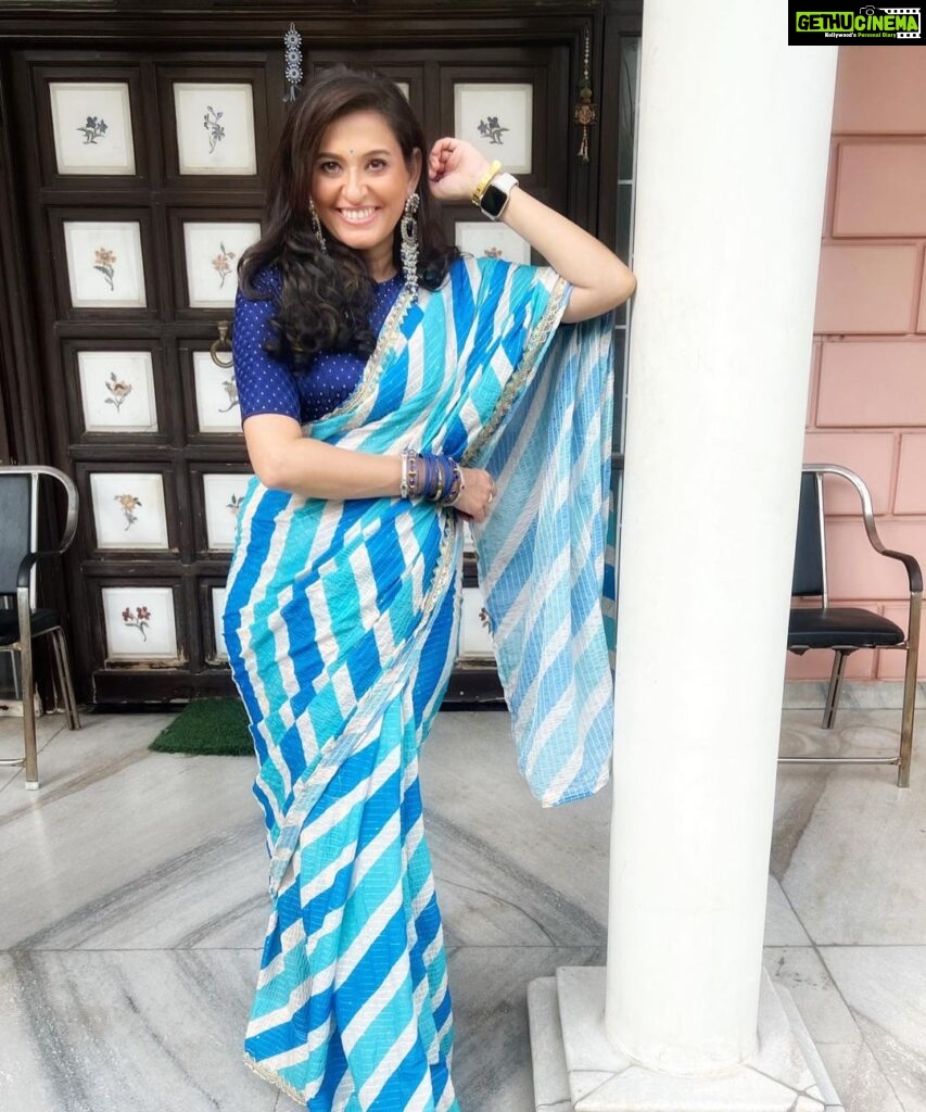 Smita Bansal Instagram - Made mummy click these. She did a decent job😊😊 @1956shashi #blue Mua- @makeupbyvishnukumar