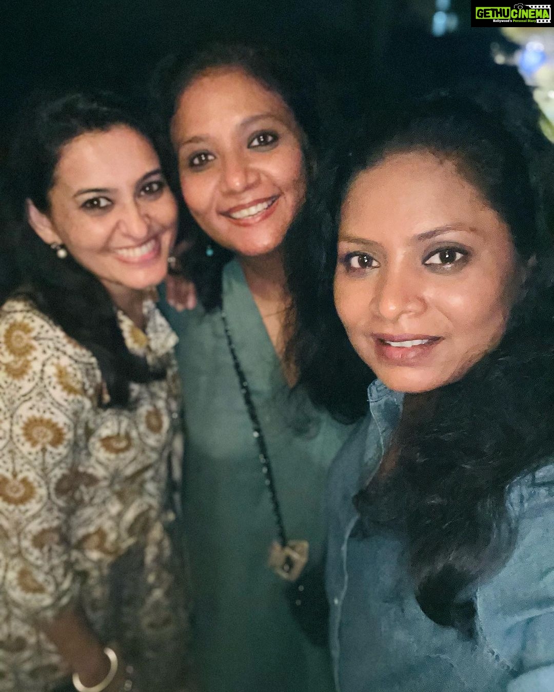 Smita Bansal Instagram - Aur fir hum mile…❤️❤️❤️ #friendship #friends #friendsforever #costar #memories #yjhjkstarplus #yjhjkfamily #yehjaduhaijinnka #yehjaduhaijinka #yehjaduhaijinkastarplus @bansalsmita_ @bhattacharya.richa
