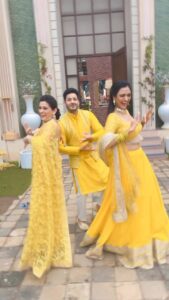 Smita Bansal Instagram - What jhumka ?? Who did it better ? #iykyk Video credits- @imrohitsuchanti #jhumka #rarkpk #bhagyalakshmi #coactors #inbetweenshots #fun #trending